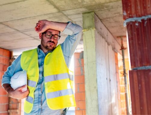 cantiere edile con operai al lavoro sotto il sole