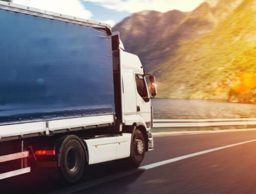 Panoramica di una strada dissestata o di un viadotto in manutenzione, illustrando lo stato critico delle infrastrutture in Italia.