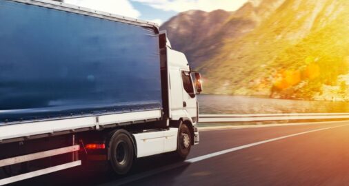 Panoramica di una strada dissestata o di un viadotto in manutenzione, illustrando lo stato critico delle infrastrutture in Italia.