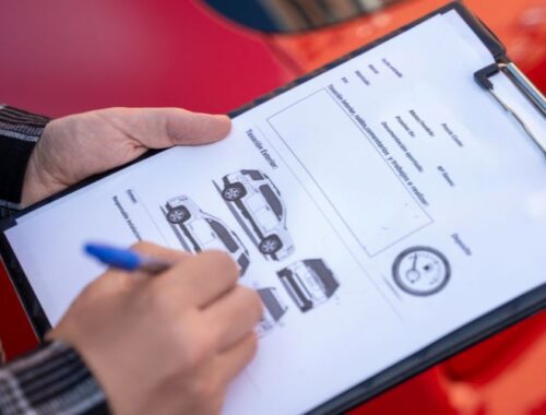 ispettore che compie una revisione veicoli