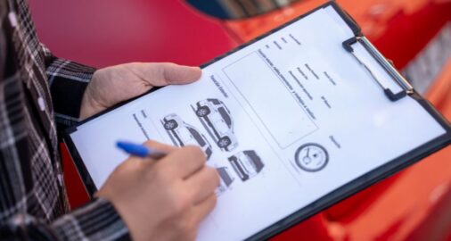 ispettore che compie una revisione veicoli