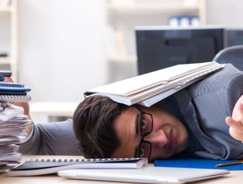 imprenditore schiacciato dal peso delle tasse