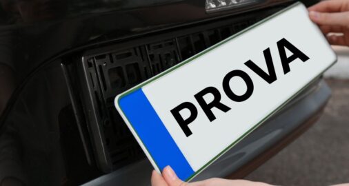 targa di prova su veicolo autofficina