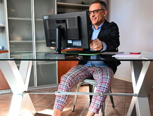 persona in smart con giacca e pigiama