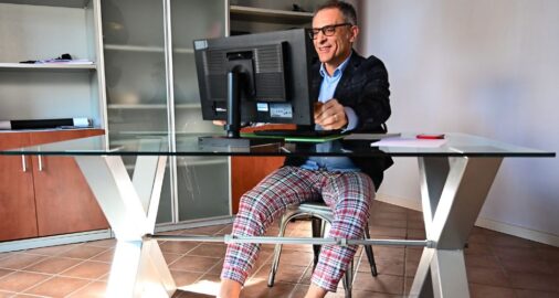 persona in smart con giacca e pigiama