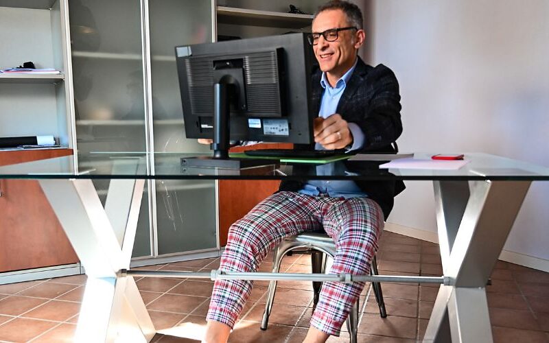 persona in smart con giacca e pigiama